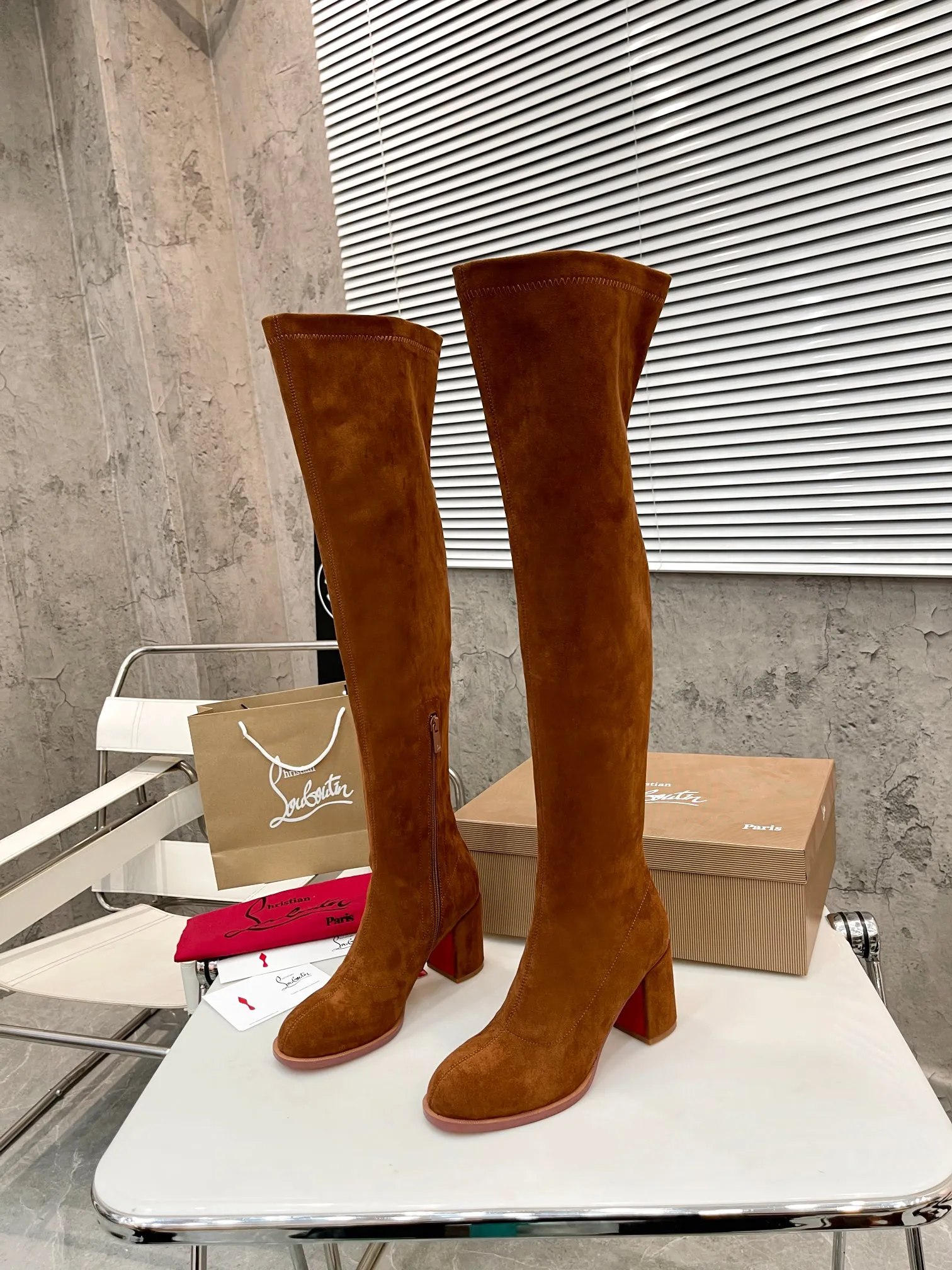 Factory direct sales p640🐘🐘Women's Shoes Women's Clothing Christian Louboutin (CL) launches new thick-heeled stretch ankle boots, which are classic and refined, with smooth and slender lines. Fitted with 70mm square heel. The tube height is 22 inches.  ✅Fabric: stretch velvet leather ✅Lining: sheepskin ✅Outsole/heel height: rubber Heel height 7cm ✅Color: black stretch velvet black stretch leather khaki stretch suede ✅Code number: 34-41 (34,41 customized) ✅Packaging: original board packaging